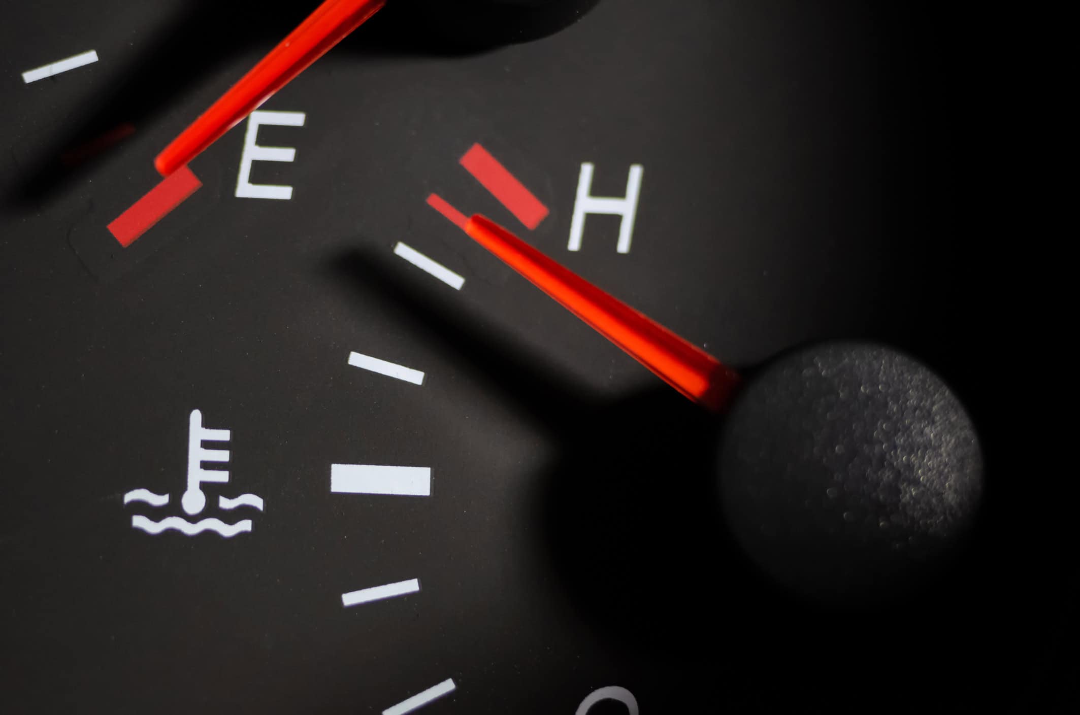 Voyant du liquide de refroidissement allumé sur le tableau de bord d'une voiture